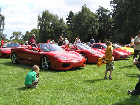 Både små og store beundrede alle Ferrari'erne.